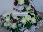 Svatební dort s živými růžemi